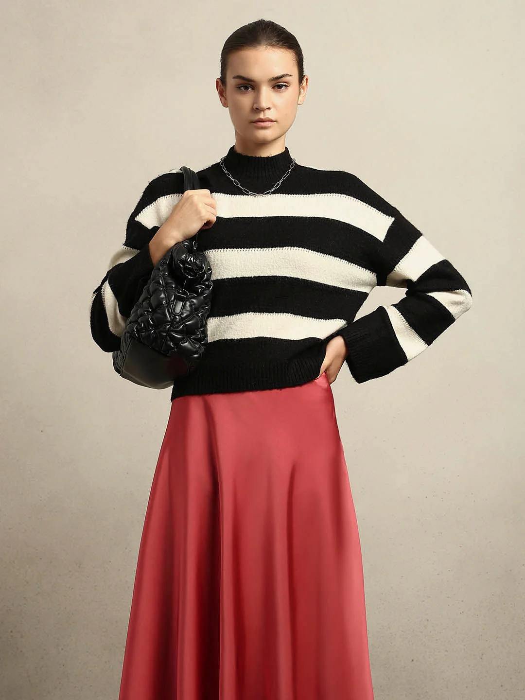 High-Neck Colourblocked Pullover - Black